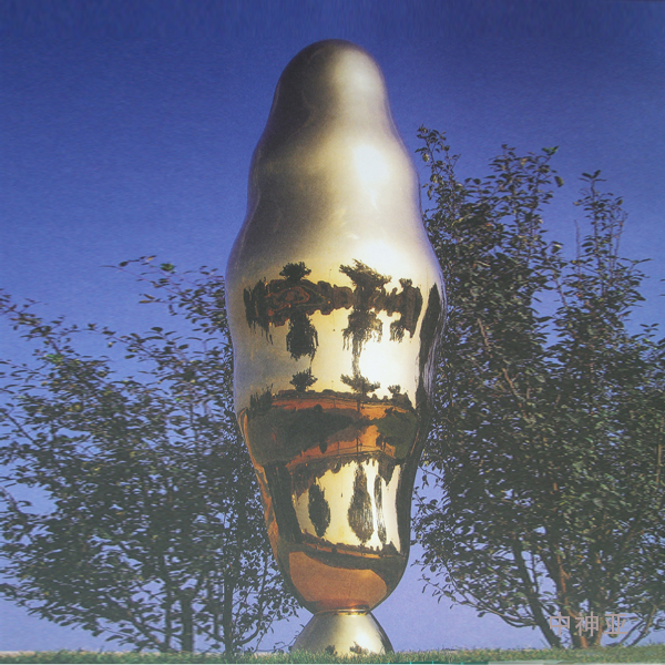 《站立的云》高3m 不銹鋼鍍鈦 設(shè)計(jì)：隋建國 2002年 位于山東煙臺福山區(qū)