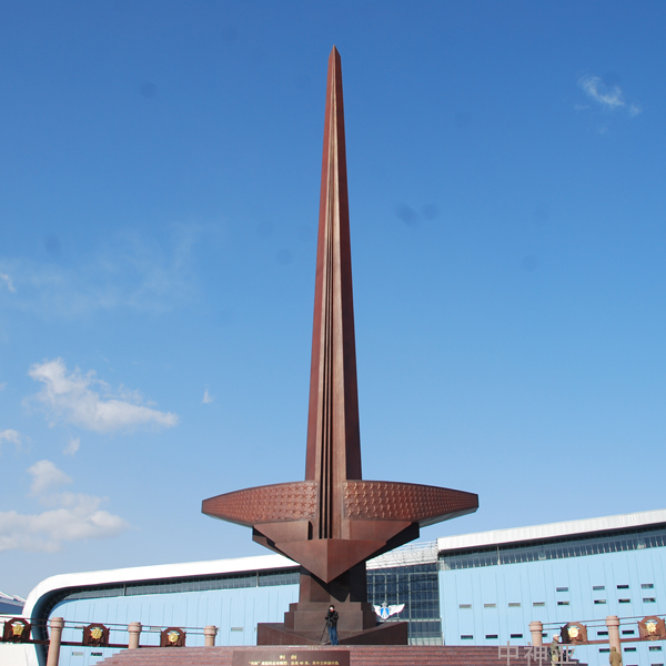 《利劍》高38m 鋼結(jié)構(gòu)、鍛銅 設(shè)計(jì)：張宇彤、趙福生 2009年 位于北京航空博物館