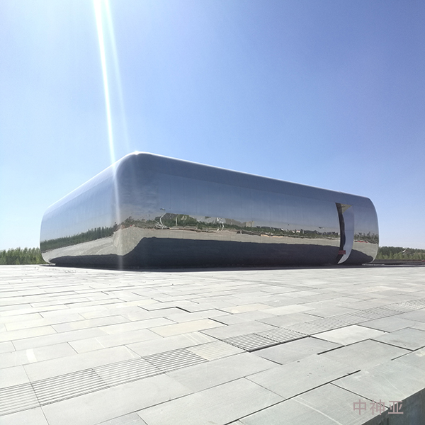 《天空間》長30m 寬30m 高9m 不銹鋼 設計：郅敏 2012年 位于內蒙古伊金霍洛旗政府南廣場